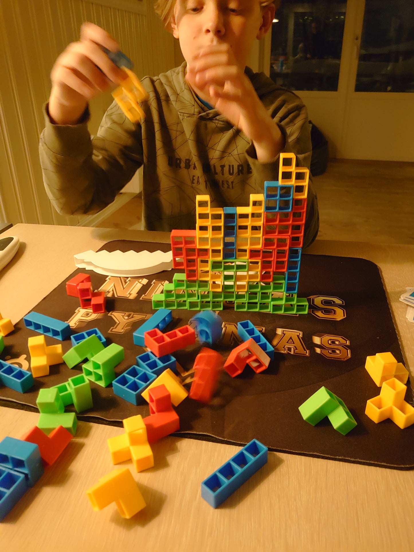 64 delers Tetris-lignende stablespill - den som velter tårnet har tapt